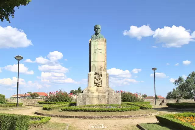 Busto 2 de Dr. Lopo de Carvalho - Rua Batalha Reis (foto de 2020)