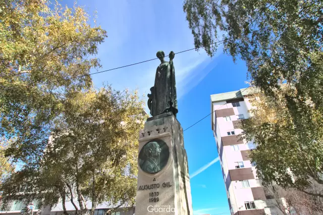 Estátua de Homenagem a Augusto Gil (foto de 2020)