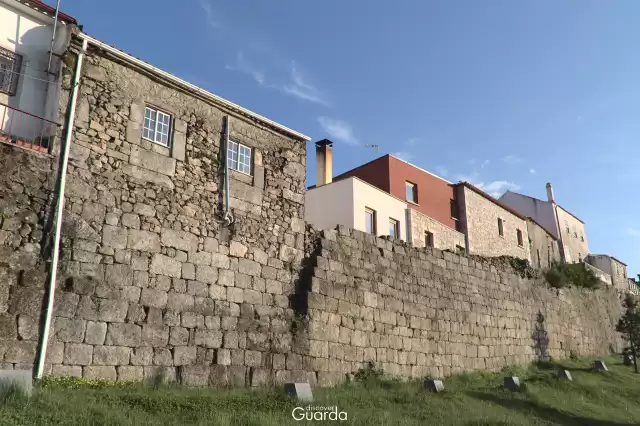 Muralha - Avenida dos Bombeiros Voluntários Egitanienses (foto de 2013)
