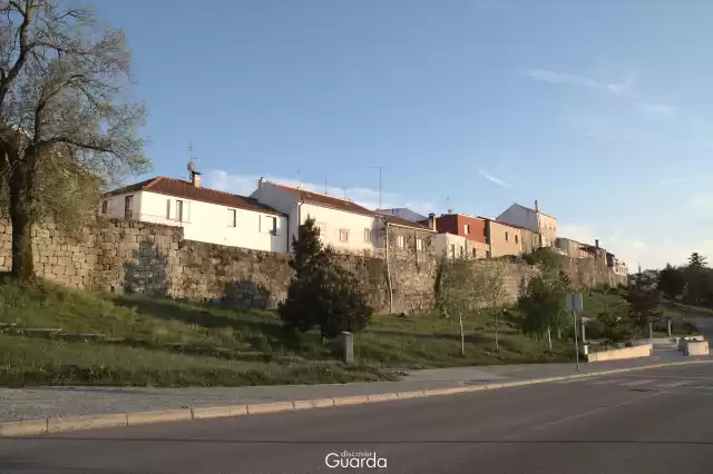 Muralha - Avenida dos Bombeiros Voluntários Egitanienses (foto de 2013)