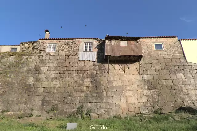 Muralha - Avenida dos Bombeiros Voluntários Egitanienses (foto de 2013)