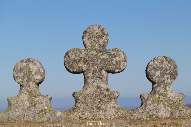 Sé Catedral - Beirados rematados com ameias em forma de flor de lis, que se encontram no terraço superior (foto de 2012)
